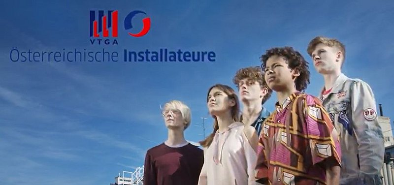 VTGA - Österreichische Installateure - 5 Jugendliche unter dem blauen Himmel  blicken nach vorne